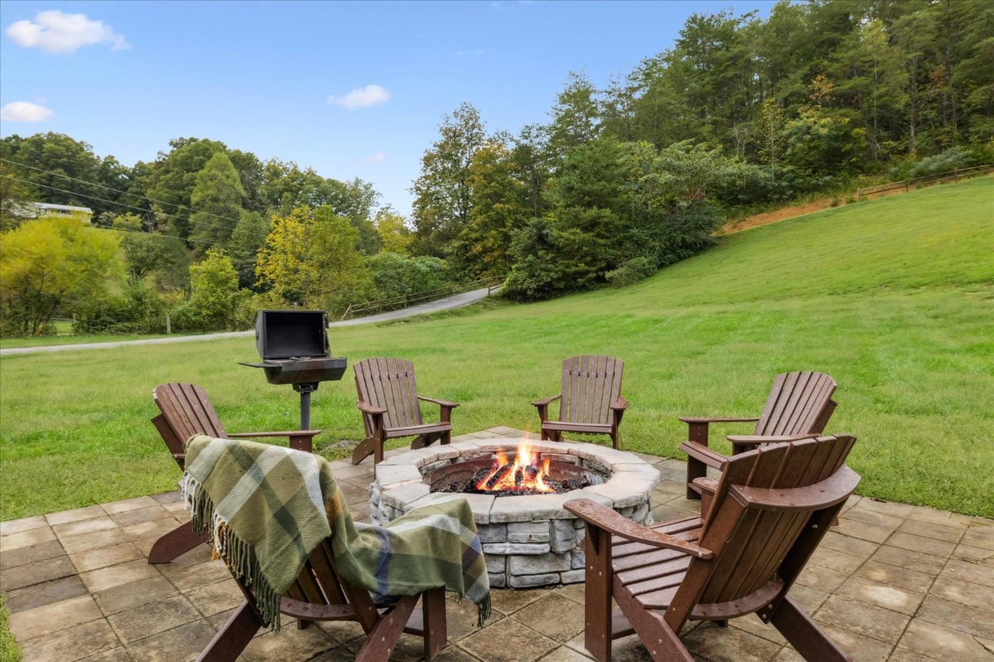 Hot Tub Fire Pit Game Theater Easy Access Sleeps 12 - Black Bear