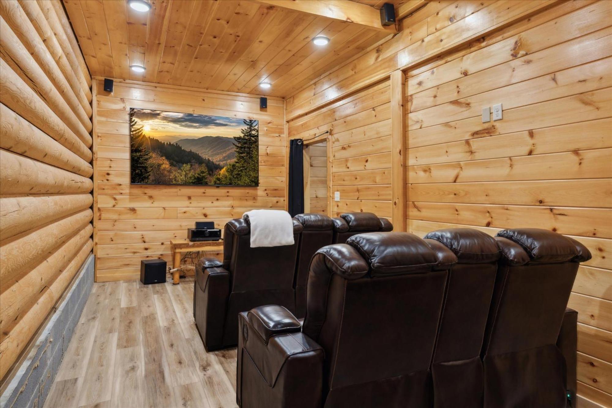 Hot Tub Fire Pit Game Theater Easy Access Sleeps 12 - Black Bear *