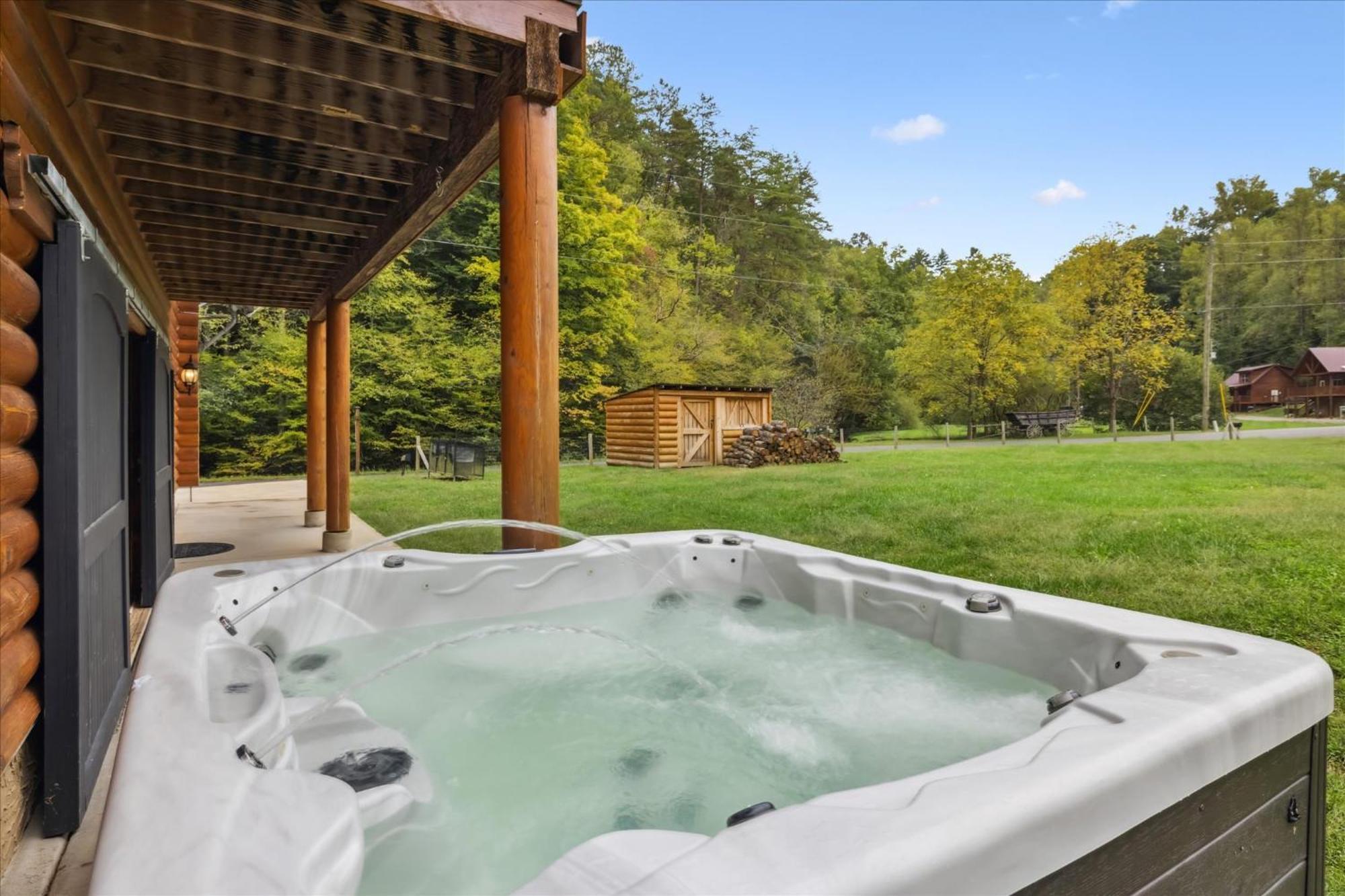 Hot Tub Fire Pit Game Theater Easy Access Sleeps 12 - Black Bear